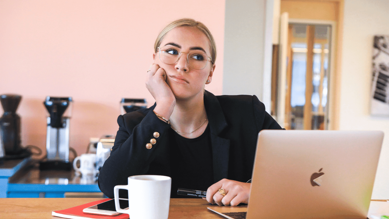 Entrepreneur building a sustainable online business through consistency, follow-up, and simple systems.